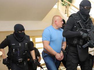 Petluša odsúdeného za vraždu podnikateľa Kubašiaka priviedli na súd v reťaziach
