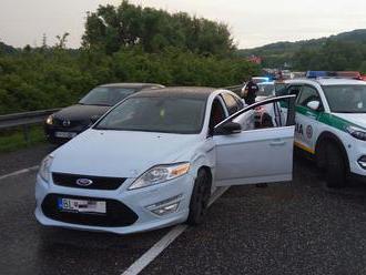Policajti v okolí Bratislavy prenasledovali auto, došlo aj k streľbe