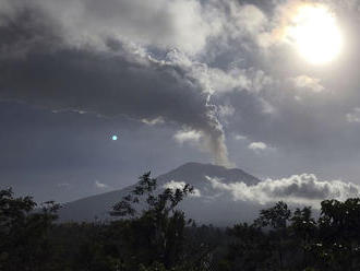 Po výbuchu sopky Agung zatvorili letisko na ostrove Bali
