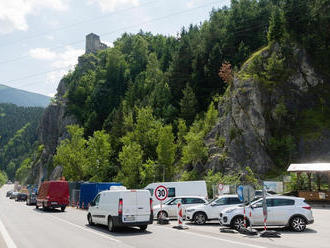 Cestu pod Strečnom zablokovala hromadná zrážka kamiónov a vozidiel