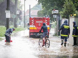 Opäť pozor na búrky. Výstrahy vydali pre celé územie Slovenska