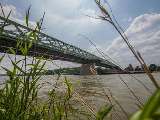 Muž skočil z mosta do Dunaja, museli ho vytiahnuť hasiči