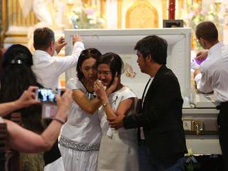 Posledné zbohom pre Henryho: FOTO Ľudia sa lúčia so zabitým Filipíncom, rodina v slzách