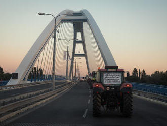 Farmári dorazili do Bratislavy: FOTO Chcú sa rozprávať s premiérom aj koaličnou radou