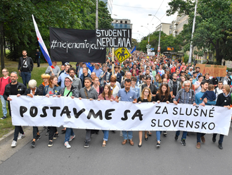 ONLINE Slováci opäť v uliciach: Nespokojní so Sakovou a policajným šéfom, prídu aj farmári