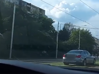 Toto sa len tak nevidí: VIDEO Vodič BMW si myslel, že je električka, tvrdí polícia