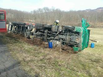 Ďalšia nehoda na cestách: Na D1 medzi Sencom a Trnavou sa prevrátil kamión