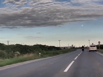 Odstrašujúce VIDEO z naháňačky v Bratislave: Policajti museli na motorkára spustiť paľbu