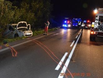 Mladý vodič   sadol za volant: FOTO Hrozivá nehoda pri Prievidzi, vrak sa vznietil