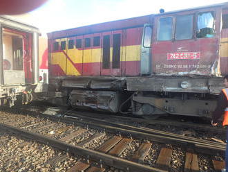 FOTO Nehoda na železničnej stanici v Plešivci: Došlo k zrážke vlaku s rušňom