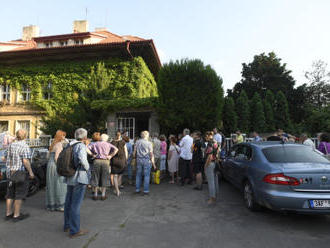 Do Čapkovy vily na Vinohradech se přišly podívat stovky lidí