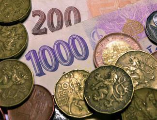 Hodnota bankovek a mincí v oběhu poprvé překonala 600 miliard Kč
