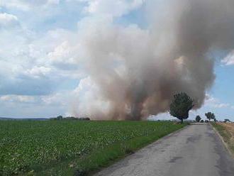 Požár strniště zaměstnal hasiče u obce Luběnice