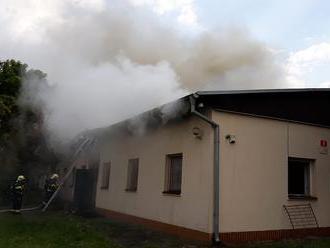Sedm jednotek zasahuje v ulici Vyšehradská v Plzni u požáru sportovního klubu neslyšících. Škoda…