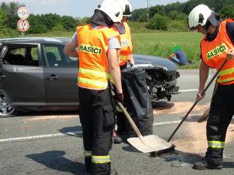 Při střetu tří osobních automobilů v Hradci Králové se zranilo pět osob