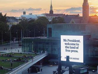 Putin a Trump mohli vidět cestou z letiště stovky provokativních billboardů