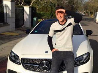 Slavný německý fotbalista se tvrdě opřel do Mercedesu. Podívejte se, co mu provedl