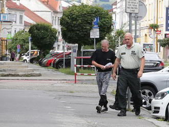 Muž, ktorý strieľal po koscoch v Banskej Bystrici, zostáva vo väzbe