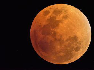 Mesiac sa premení na červený rubín