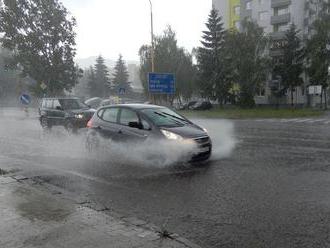 Na strednom i západnom Slovensku sa môžu objaviť búrky s krúpami, varujú meteorológovia