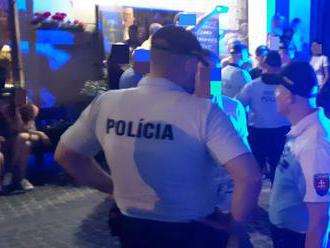 Polícia si v uliciach Bratislavy posvietila na popíjajúcu mládež