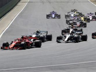 Drámu v Silverstone vyhral Vettel. Rival Hamilton bol po stíhacej jazde druhý