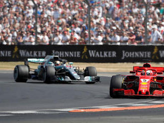 Napätie v F1. Hamilton po ďalšej kolízii naznačil, že Ferrari nebojuje fér