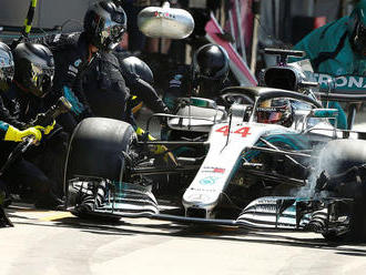Ročne zarobí 40 miliónov libier. Hamilton predĺžil v Mercedese na ďalšie dve sezóny