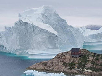 Neďaleko grónskej obce zakotvil masívny ľadovec, časť obyvateľov preventívne evakuovali