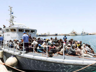 Líbyjská pobrežná stráž zastavila loď so 160 migrantmi a vrátila ich do Afriky