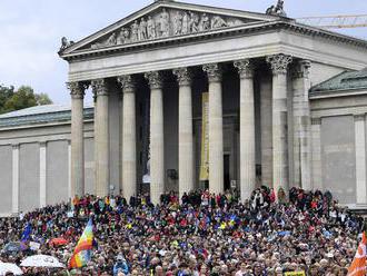 Desaťtisíce ľudí protestovali v Mníchove proti politike strachu