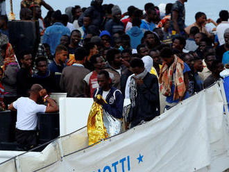 Španielski záchranári vyzdvihli v Stredozemnom mori stovky migrantov