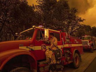 Lesné požiare v Kalifornii zničili približne 500 budov