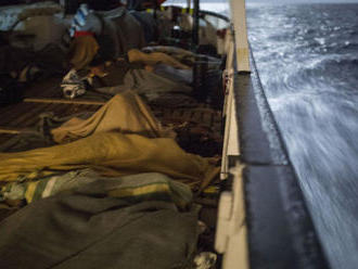 Migrantov z lode, ktorá dva týždne čakala na povolenie zakotviť, prijme Tunisko