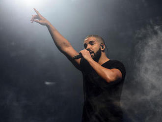 Drake prekonal aj Beatles. V Top 10 hitparády má sedem skladieb