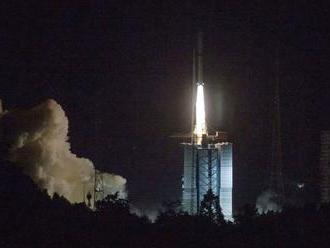 Čína vypustila družicu nad odvrátenú stranu Mesiaca
