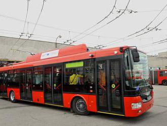 Tragická nehoda v Bratislave: Vodiča   MHD prešiel autobus, na mieste bol mŕtvy