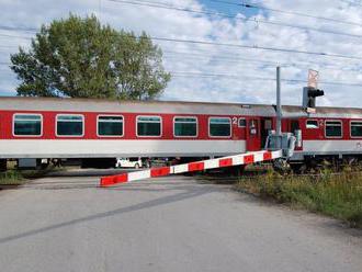 FOTO Poliak poškodil závory v Turanoch, po trati prechádzal rýchlik: Obrovské šťastie