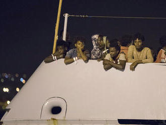 Taliansko urobilo ústupok: Opäť bude dočasne preberať migrantov z plavidiel misie EÚ Sophia