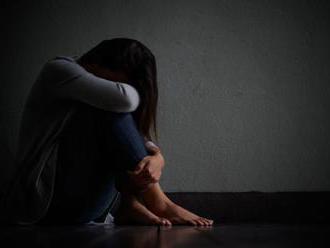 Tínedžerku v Indonézii osemkrát znásilnil brat, dievča po potrate pôjde do väzenia