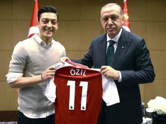 Özil obhájil fotografiu s prezidentom Erdoganom, kritizoval médiá aj sponzorov