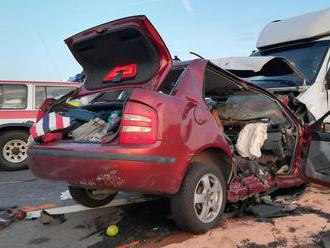 Čtyři lidé zemřeli při střetu dvou vozidel u Vodňan, další osoba byla těžce zraněna