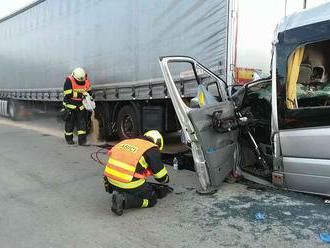 Vyprošťování řidiče po střetu mikrobusu s nákladním automobilem na D1 zabralo hasičům hodinu
