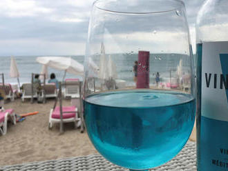 Ve Francii se stalo hitem modré víno ze Španělska. Není v něm žádné barvivo, je přírodní, říká autor