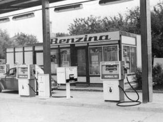 Foto: Benzina má narozeniny. Projděte se historií čerpacích stanic, palivo prodávaly v demižonech