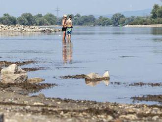 Hladina Dunaja je nebezpečne nízka, nepremávajú ani kabínkové lode