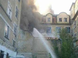FOTO Hasiči v akcii: Zasahujú pri požiari bývalého hotela v Piešťanoch