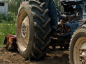 Hrôzostrašná nehoda v Terchovej: Traktor privalil muža, pomáhali mu leteckí záchranári