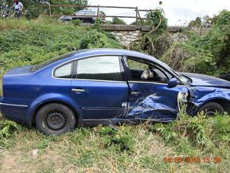 FOTO Nehoda v Trenčianskych Bohuslaviciach: Kolízia pri predchádzaní, auto skončilo v priekope