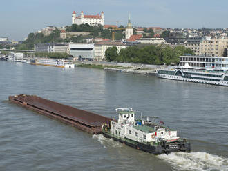 Horúčavy komplikujú aj turistickú sezónu: Nízka hladina Dunaja spôsobuje lodiam problémy